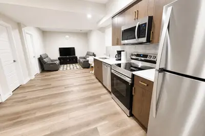 Image de 2-bedroom basement apartment with self check-in in welcoming Yyc neighborhood