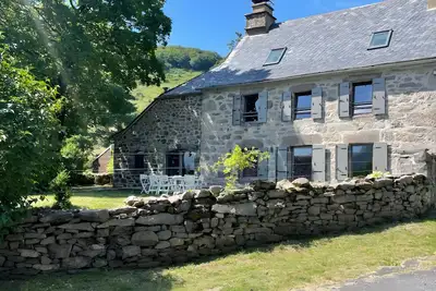 Image de Maison de vacances « Gîte 9 Personnes Puy Mary » avec vue montagne, terrasse et jardin privés