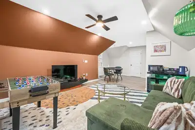 Image de Trendy East End Escape with Spa Bath & Game Loft
