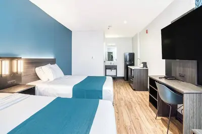 Image de Relax or Recharge in This Convenient Stockton Room | Free Parking & Outdoor Pool