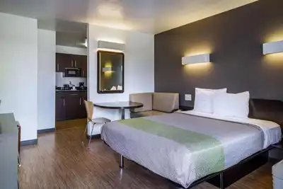 Image de Unwind in an Inviting Room Where Comfort Meets Relaxation w/ Outdoor Pool