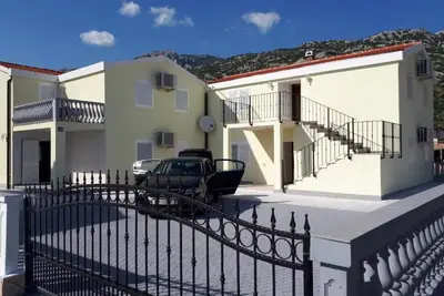 Image de Two Bedroom Apartment with Balcony and Garden View