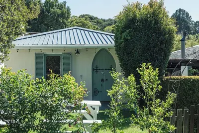 Image de Beautiful One Bedroom Garden Cottage Edging Groot Constantia