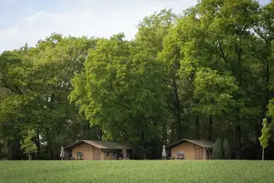 Image de Luxe lodge tent with a beautiful, unobstructed view on the farm
