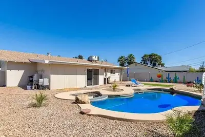 Image de Tempe Oasis w Pool, Spa and Garage!
