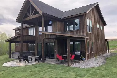 Image de Fall River Cabin-4 Master Suites, Fire Pit, Hot Tub & Games!
