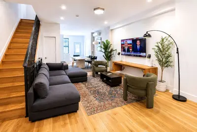 Image de Spacious Brooklyn Townhouse • Theater • Backyard • Sleeps 16+