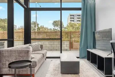 Image de Fresh 2br Stay | Parking | 7min Walk to Tram