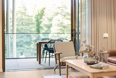 Image de Breathtaking 2br Apt w/ Haig Park Views & Parking!