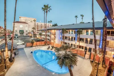 Image de 2 Welcoming Rooms for Family & Friends Getaways | Outdoor Pool Access