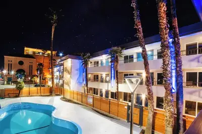 Image de 3 Modern Rooms Near Children's Museum of Stockton - 0. 4 mile | Parking Available