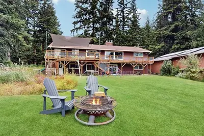 Image de Family-Friendly waterfront retreat with kayaks, fire pit & rec room