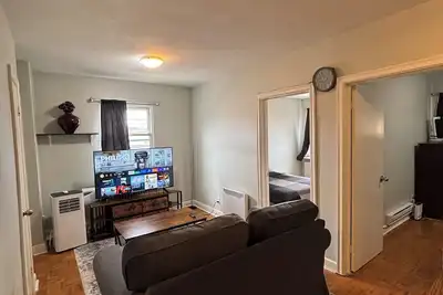 Image de Cozy 2 Bed 1 Bath Duplex Entire Apartment Unit in East York