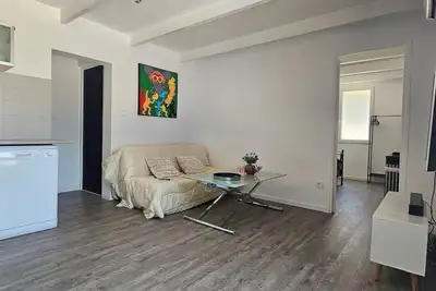 Image de T2 cosy ac terrasse & jacuzzi privé sous les pins