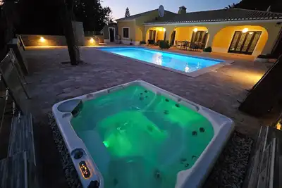 Image de New! Stunning 5 bedroom villa with private tennis court, minutes from beaches