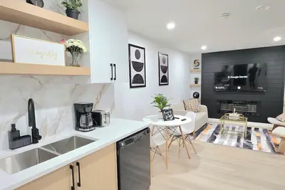 Image de Luxury 2 bedroom Suite, Fast WiFi, 15mins to Airport