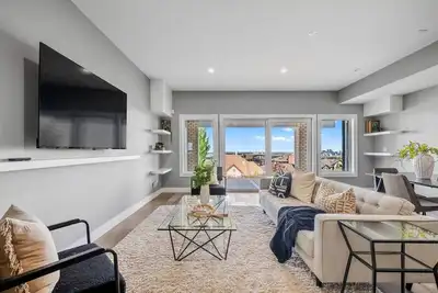 Image de The Luxe Suite- Bright  Guestsuite with city views