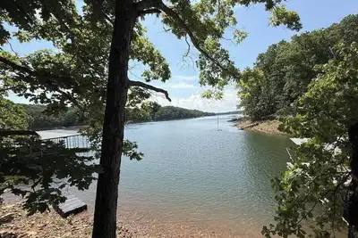 Image de Beaver Lake Front Home