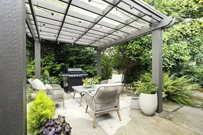 Image de Atop Alki Bungalow with  peaceful retreat