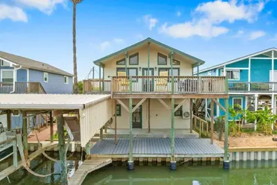 Image de Canal Home with Two Docks and Large Gameroom
