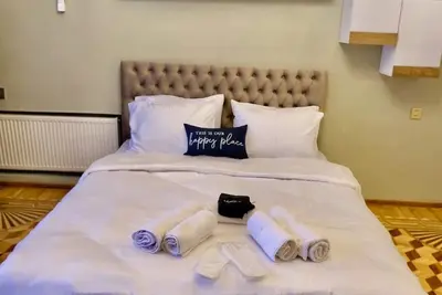 Image de Family Friendly 2br  w/Balcony - Steps from Old city - 4 min Walk to Nizami