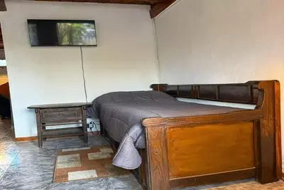 Image de Fully equipped, detached cabin; free parking; heated; quiet neighborhood.