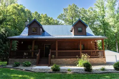 Image de Secluded log home! The Falcone Lodge