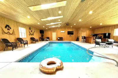 Image de Indoor Heated Pool inside Spacious 4-bedroom house in serene Escanaba with Ac