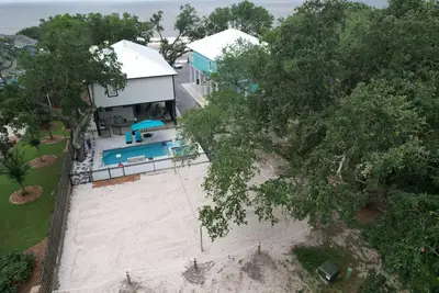 Image de New Beachfront home. Large Pool with Hot tub. Outside Kitchen. Volleyball court.
