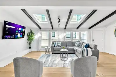 Image de Elmhurst 4br Home with Pool | Mid-Term Ready