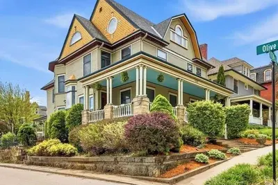 Image de Huge 6-bedroom Dutch Colonial Mansion in tranquil Dubuque Historic Neighborhood!