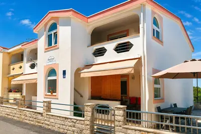 Image de 1 bedroom beautiful apartment in Sabunike