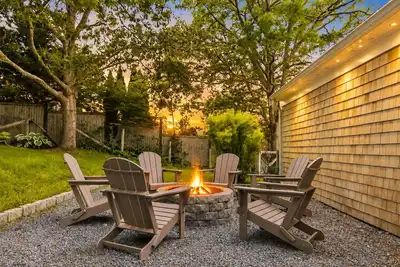 Image de New Firepit, Outdoor Dining, Large Yard, Office & More!