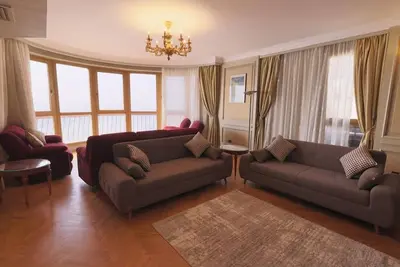 Image de Nile front view & pyramids too. 3 master Br+maid room. Large classy fully equipped