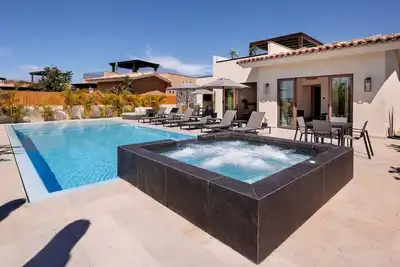 Image de Luxury Villa | Large Pool, Jacuzzi & Putting Green