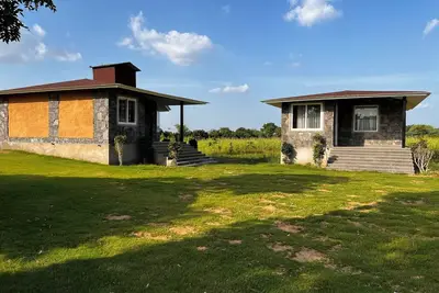 Image de 2-bedroom Zazen farmhouse with outdoor pool in Beawar Enjoy hikes and temples