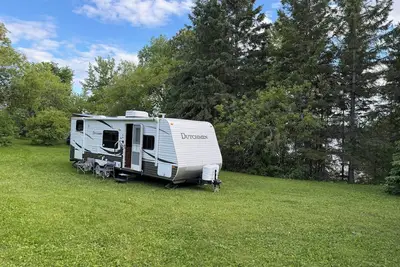 Image de Elm bay camper rental Right off the shore of wabigoon lake Perfect family spot