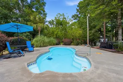 Image de Wooded Private Oasis/Pool/Hot Tub/Pickleball Courts/Hobby Farm/Gym/Pond