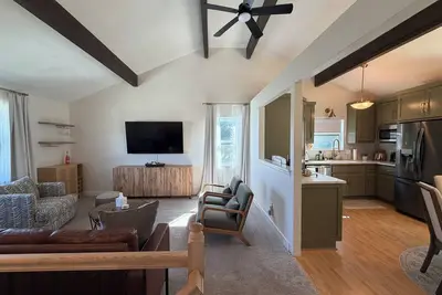 Image de 5 Miles from Arrowhead The Emerald Retreat - Fully Furnished 2 bed 2 bath Duplex