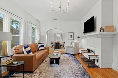 Image de 3-Bedroom 3 Bath Luxe Bungalow — centrally located in Wichita. Sleeps up to 8!