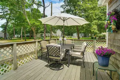 Image de Charming Cape Cod Water-View Cottage