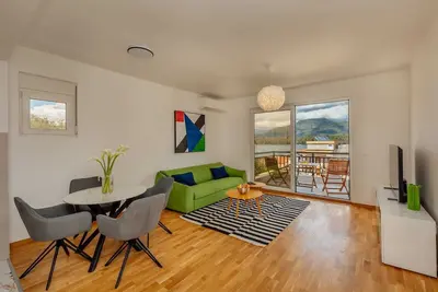 Image de Brand new, cozy, one-bedroom apartment, with a sea view and garage.