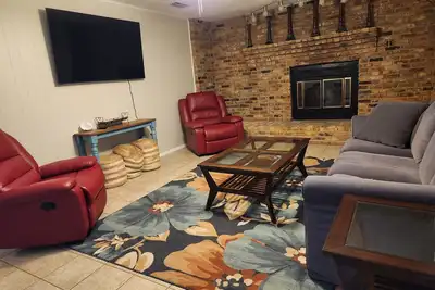 Image de 3-bedroom farmhouse in tranquil Emory with cool Ac