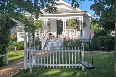Image de Miss Millie. . . Step back in time. Quaint 1915 cottage in beautiful Oriental