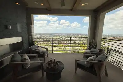 Image de Contemporary Luxury Villa with Panoramic City Views in Montebello