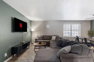 Image de 0. 2mi/0. 3km to Dallas Stadium 2br +Free Parking