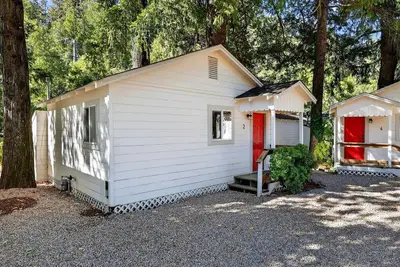 Image de Charming Cabin with Scenic Patio and Grill Area in Cobb, California