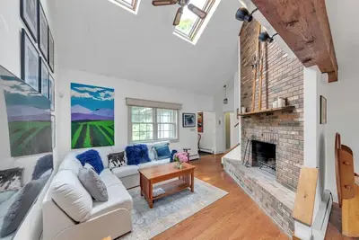 Image de Awesome Cottage with Fireplace and Swimming Pool in Sunderland, Vermont