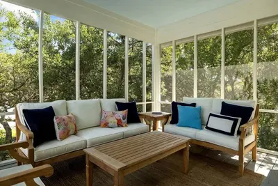 Image de Coastal Retreat with Outdoor Tv and Relaxing Porch Space in Atlantic Beach, Nc