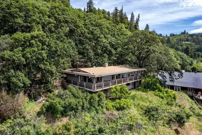 Image de Scenic Columbia Gorge Riverfront Cottage Near Hood River Oregon